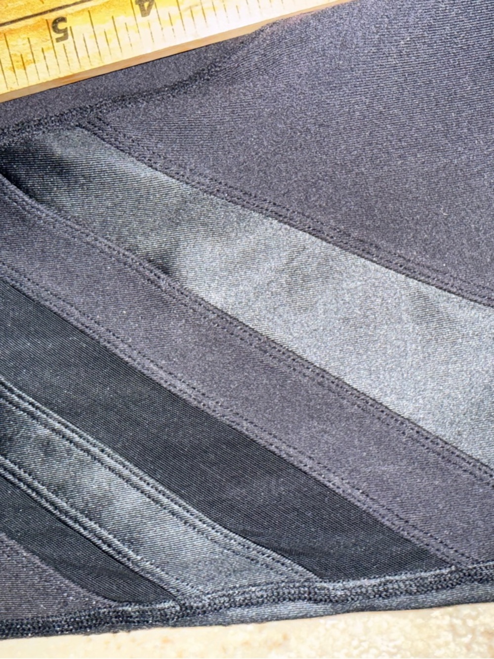 ALO Black Athletic leggings with beautiful detailing - Picture 9 of 9